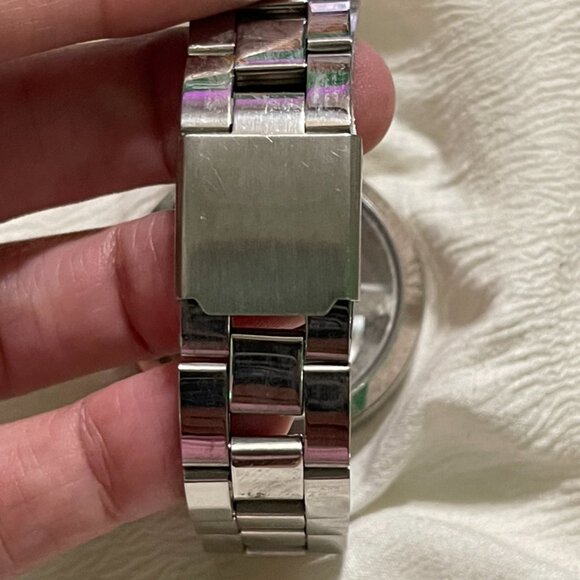 Hello Kitty Women’s Silver Tone Watch Classic Cute Style - Picture 4 of 6